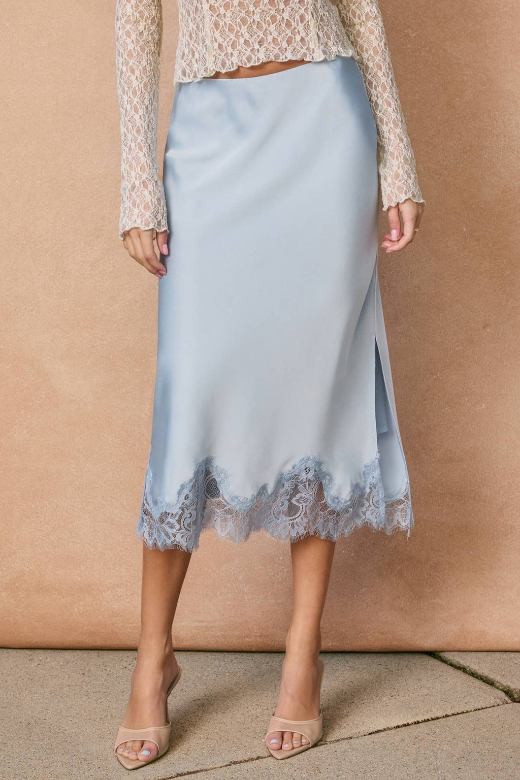 Falda satinada azul con encaje