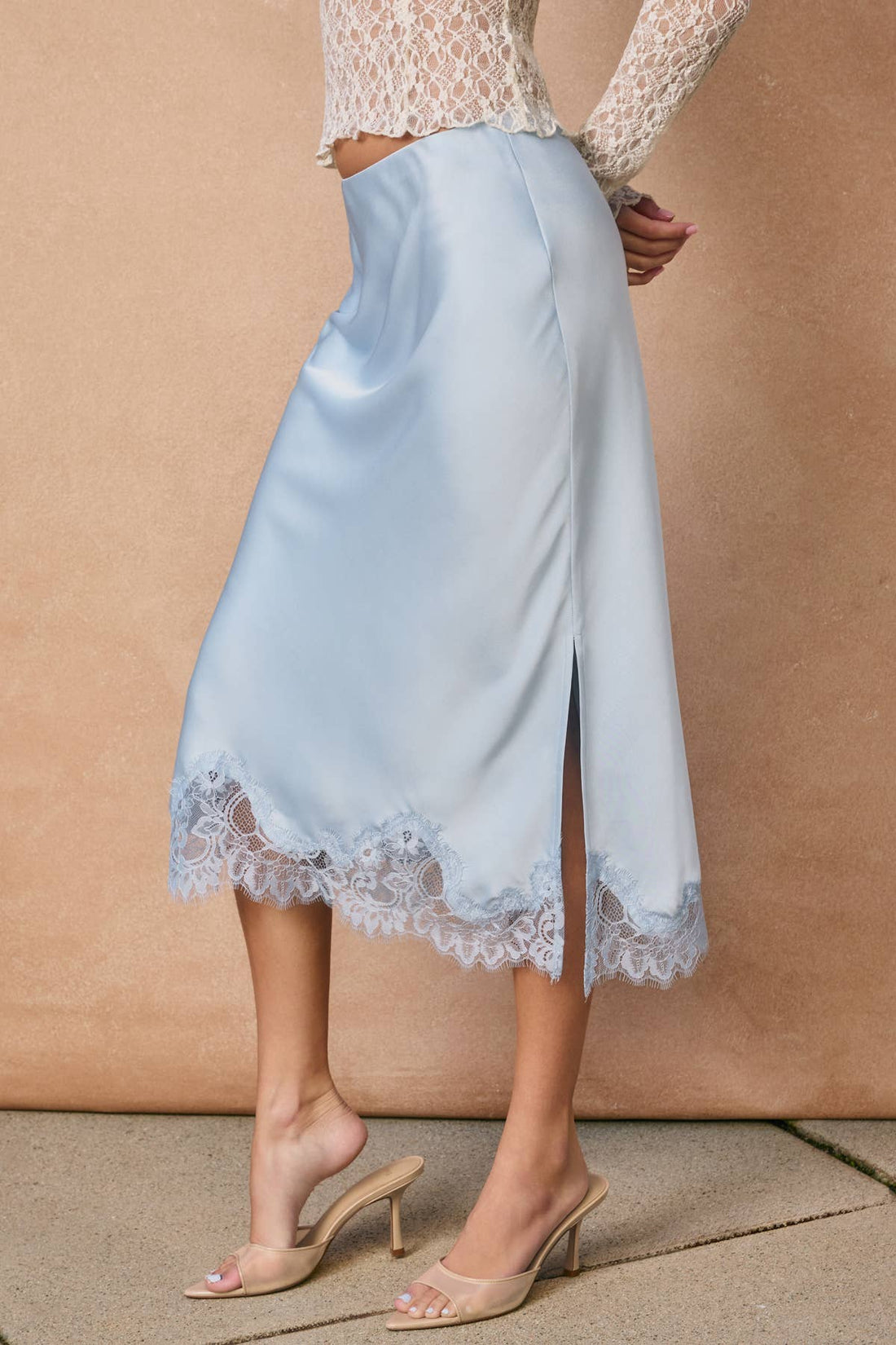 Falda satinada azul con encaje