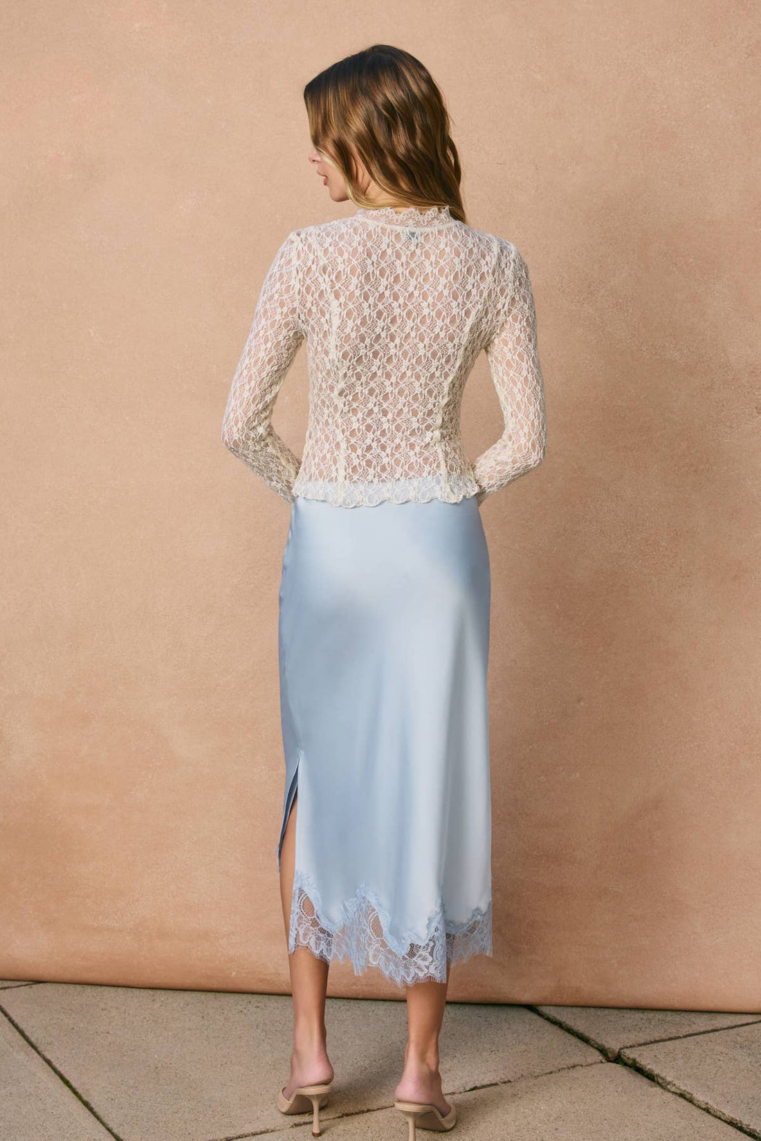 Falda satinada azul con encaje