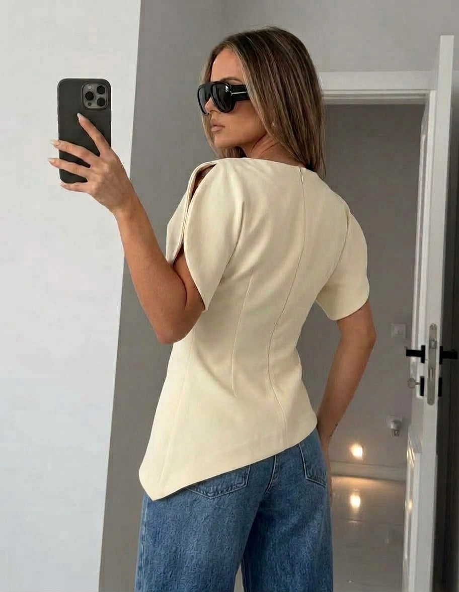 Blusa beige asimétrica