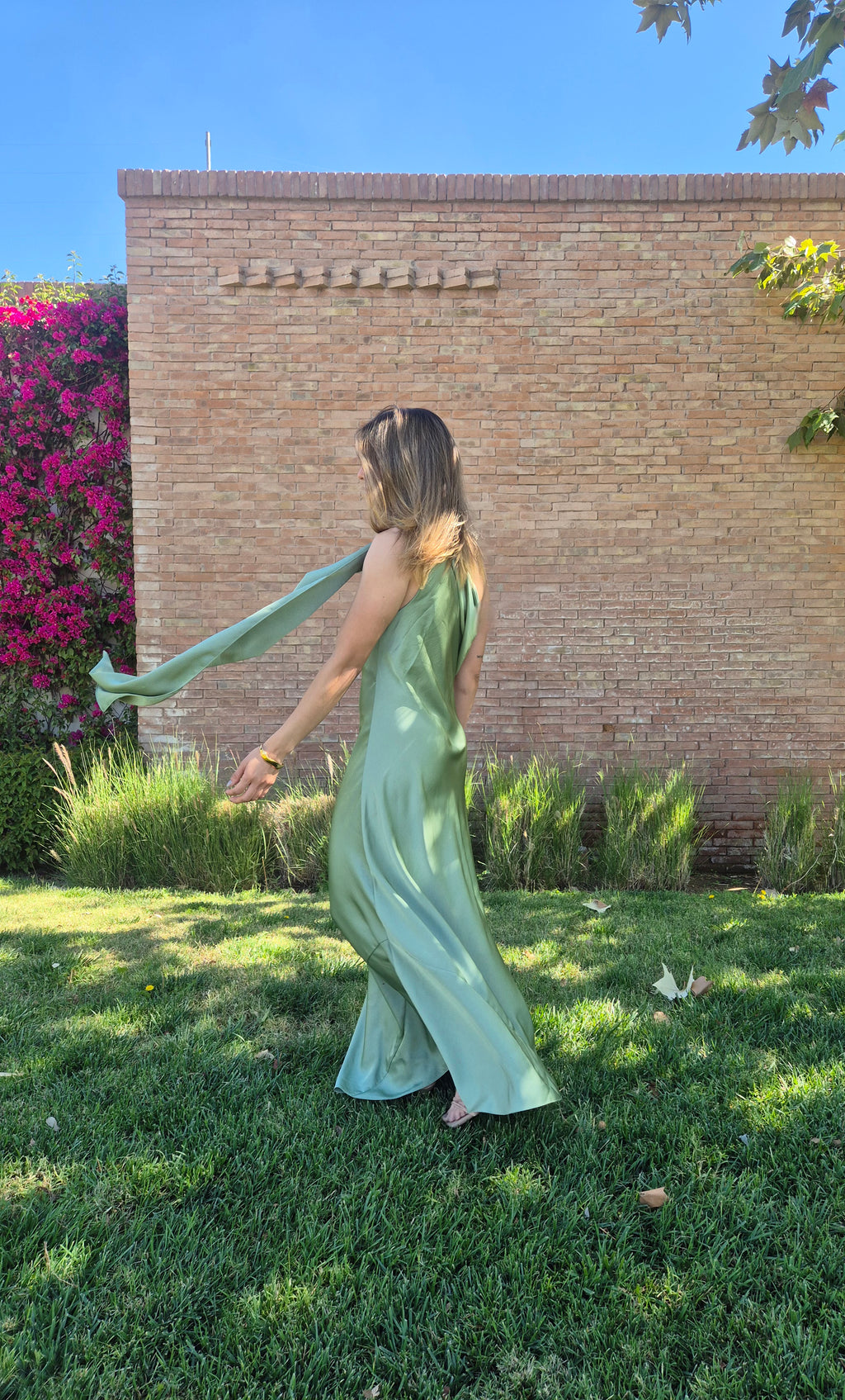 Vestido satinado con volante