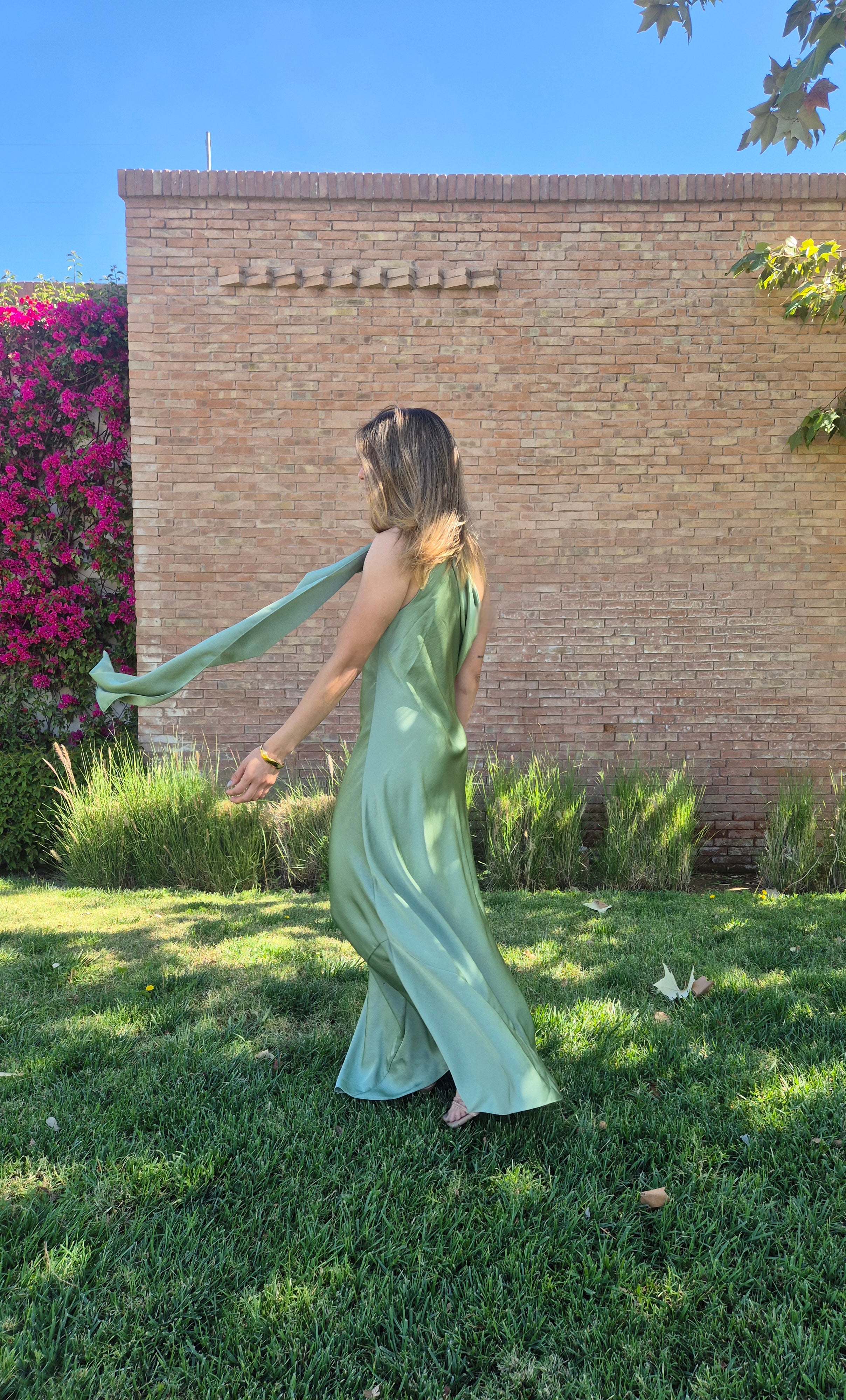 Vestido satinado con volante