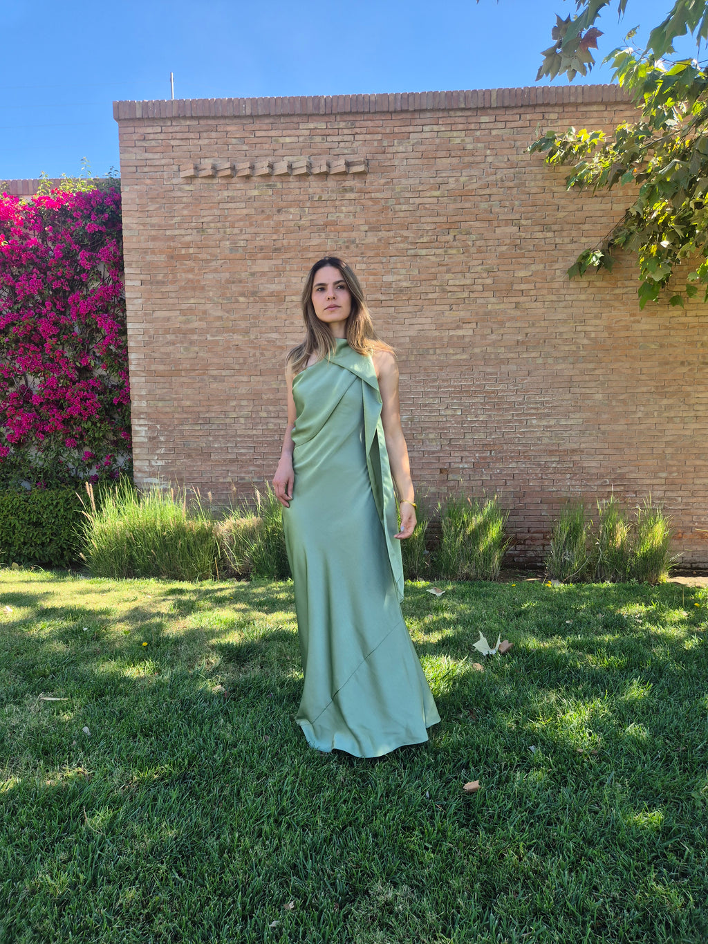 Vestido satinado con volante
