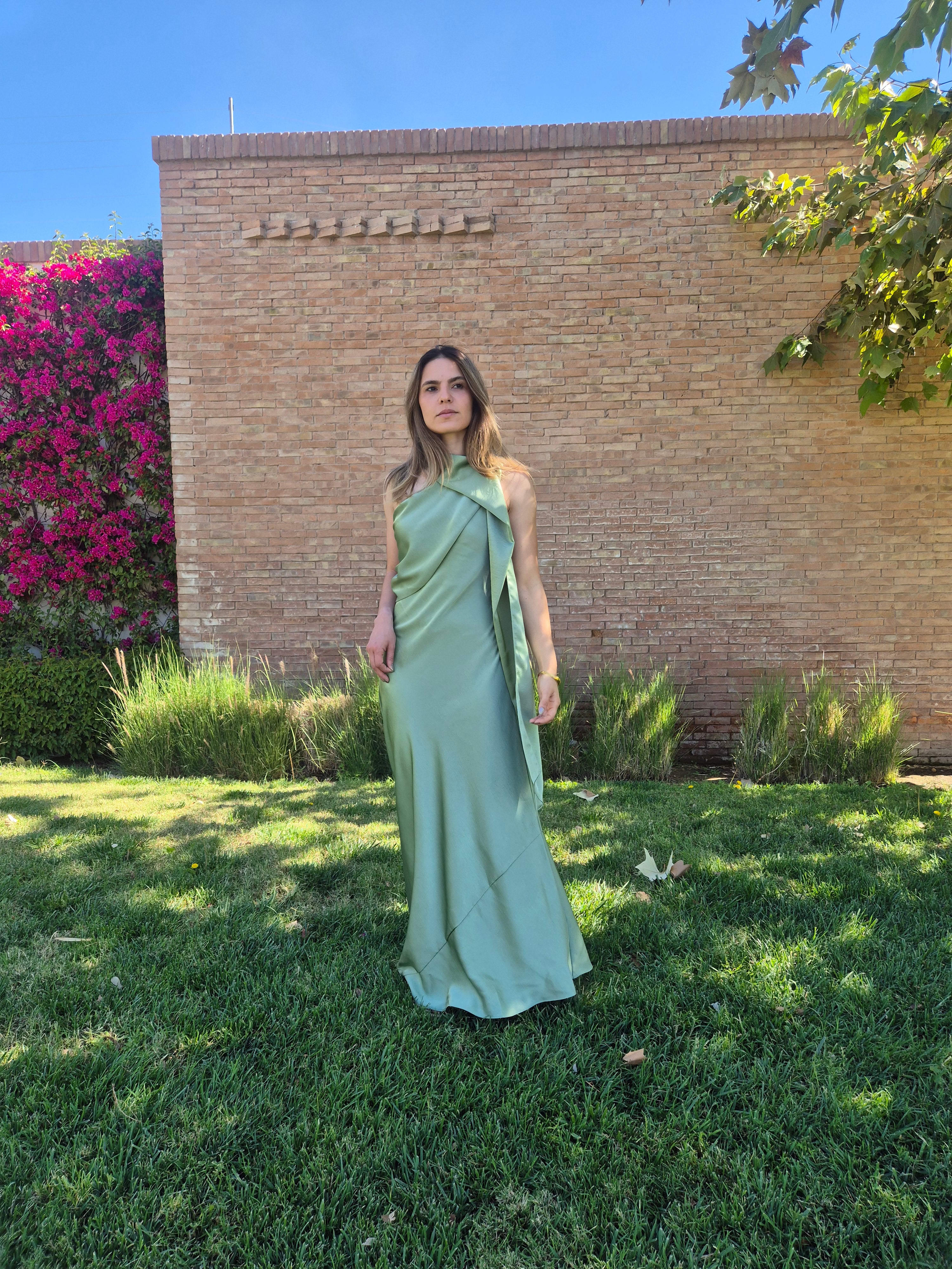 Vestido satinado con volante