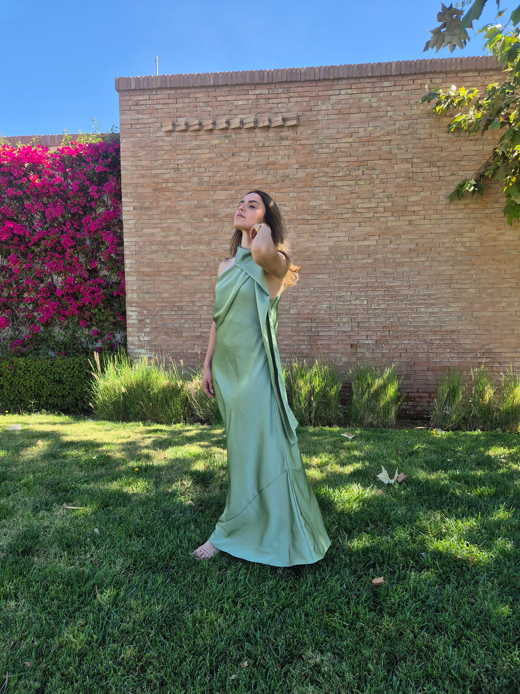 Vestido satinado con volante