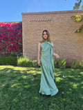 Vestido satinado con volante